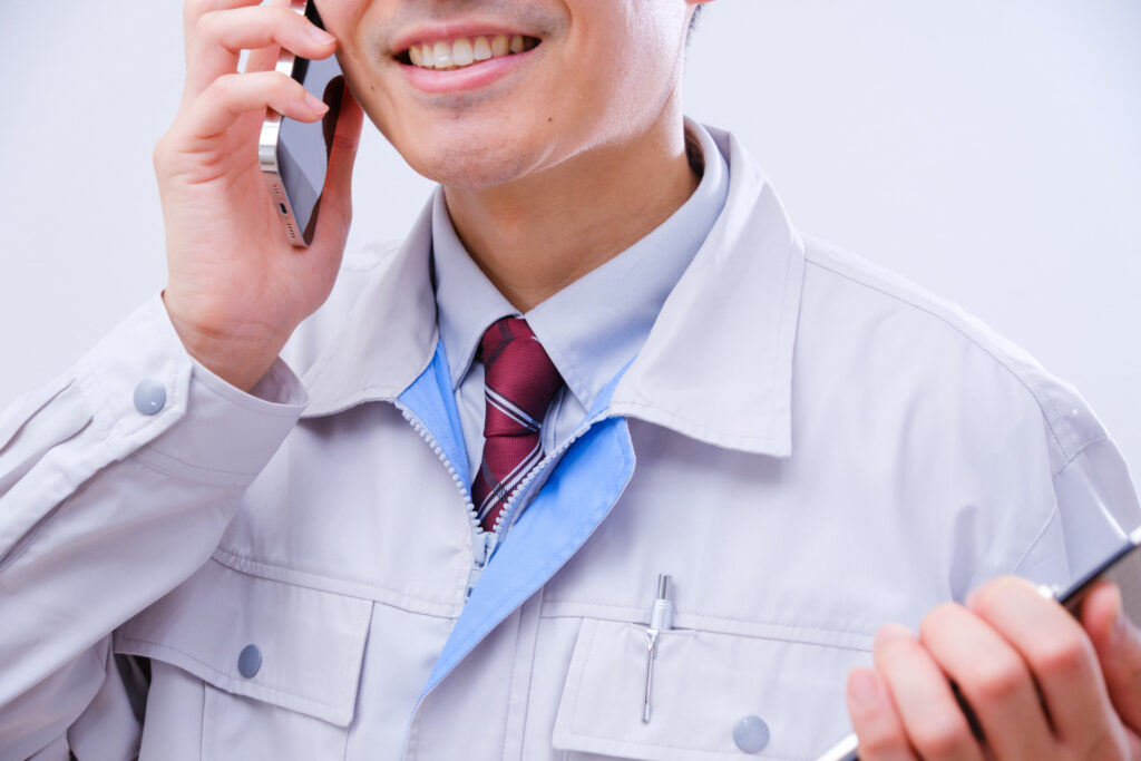 作業着を着た男性が対応している様子
